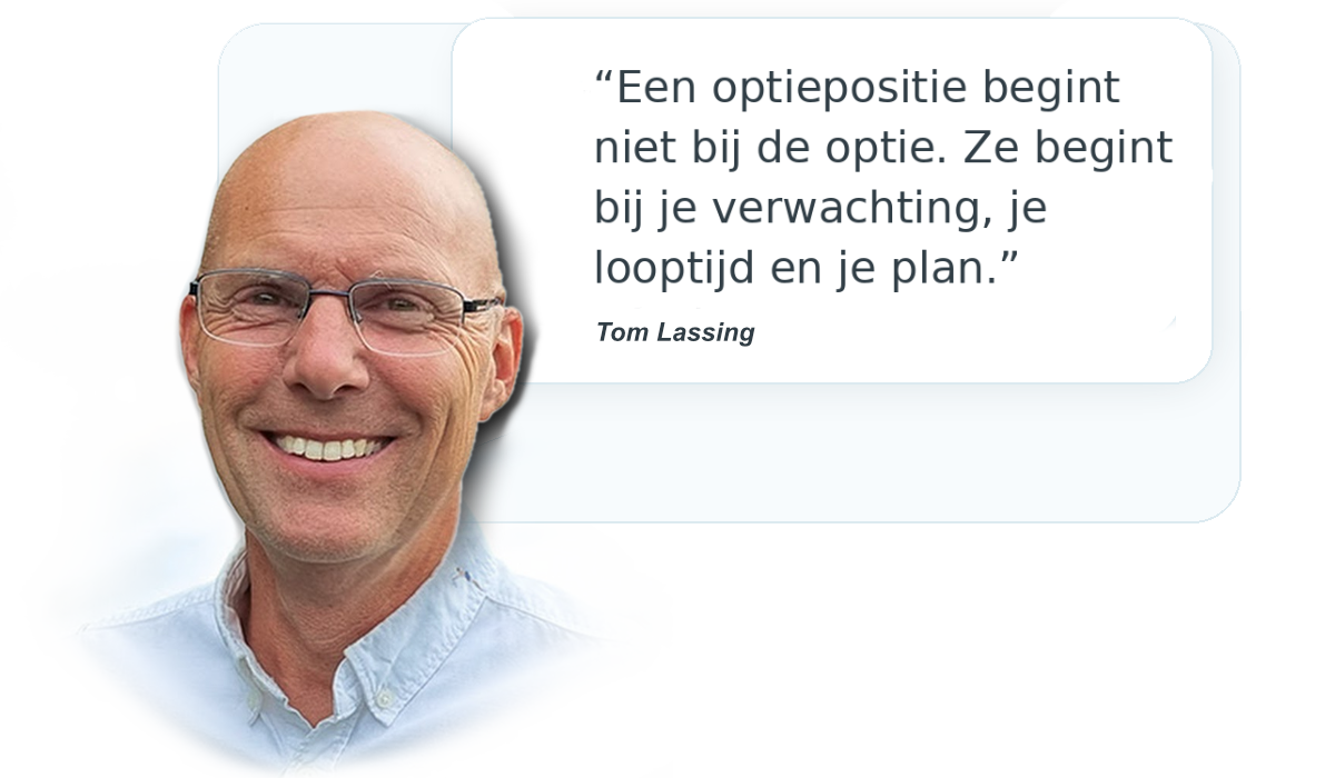 Quote van Tom Lassing: Een optiepositie begint niet bij de optie. Ze begint bij je verwachting, je looptijd en je plan.
